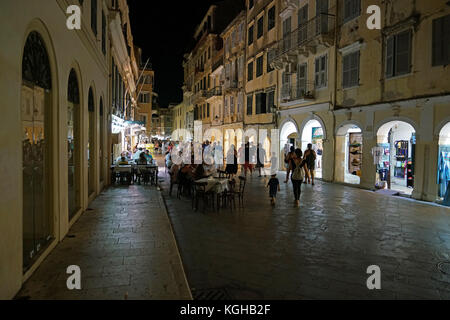 La ville de Corfu, Grèce : les touristes coin boire et faire du shopping dans la soirée dans les rues de la vieille ville de kerkyra corfu Banque D'Images