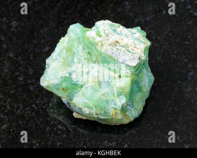 La prise de vue macro des eaux minérales naturelles rock specimen - matières cristal de pierre chrysopal sur fond de granit sombre mine pstan, Kazakhstan Banque D'Images