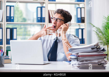 Fatigué épuisé portrait dans le bureau Banque D'Images