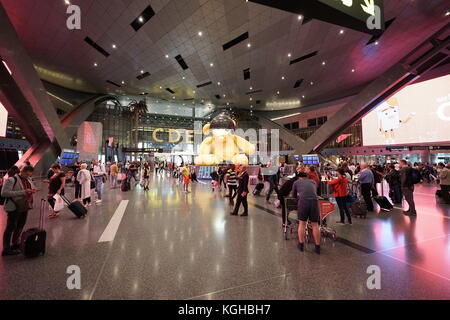 L'aéroport international Hamad, Doha, Qatar : terminal intérieur menant aux portes Banque D'Images
