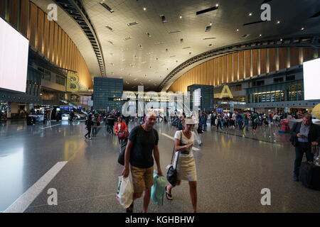 L'aéroport international Hamad, Doha, Qatar : terminal intérieur menant aux portes Banque D'Images
