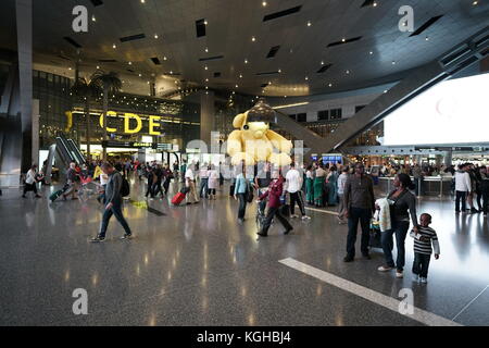 L'aéroport international Hamad, Doha, Qatar : terminal intérieur menant aux portes Banque D'Images