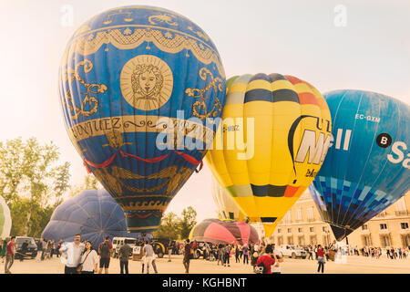 ARANJUEZ, ESPAGNE - 14 octobre 2017, les participants du gonflage air chaud ballon, à côté du palais. de montgolfières Aranjuez, Espagne, organisé par le bal Banque D'Images