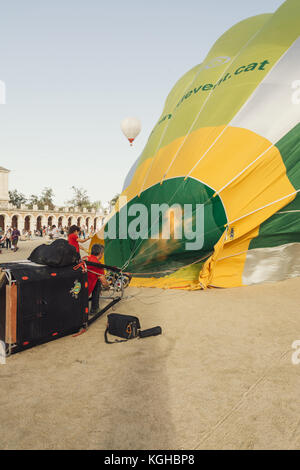 ARANJUEZ, ESPAGNE - 14 octobre 2017, l'homme du gonflage de ballons aérostatiques. montgolfières Aranjuez, Espagne, organisé par la société ballon. Banque D'Images