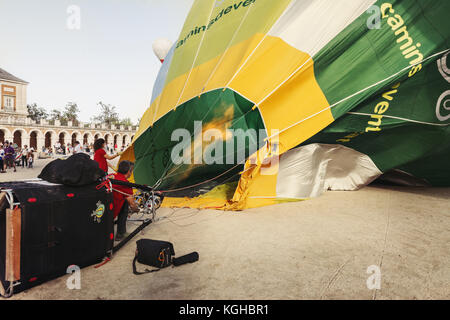 ARANJUEZ, ESPAGNE - 14 octobre 2017, l'homme du gonflage de ballons aérostatiques. montgolfières Aranjuez, Espagne, organisé par la société ballon. Banque D'Images