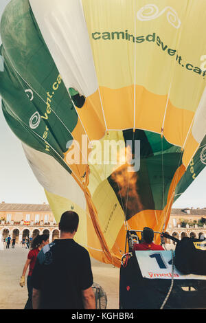 ARANJUEZ, ESPAGNE - 14 octobre 2017, l'homme du gonflage de ballons aérostatiques. montgolfières Aranjuez, Espagne, organisé par la société ballon. Banque D'Images