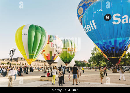 ARANJUEZ, ESPAGNE - 14 octobre 2017, les participants du gonflage air chaud ballon à côté du palais. de montgolfières Aranjuez, Espagne, organisé par le ballo Banque D'Images