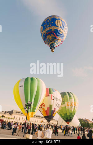 ARANJUEZ, ESPAGNE - 14 octobre 2017, les participants du gonflage air chaud ballon à côté du palais. de montgolfières Aranjuez, Espagne, organisé par le ballo Banque D'Images