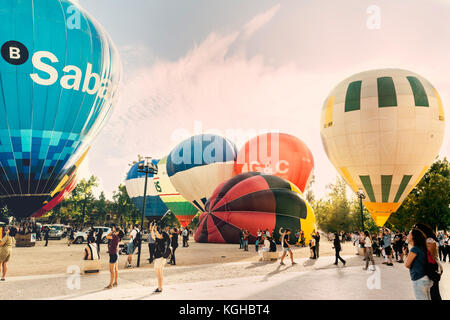 ARANJUEZ, ESPAGNE - 14 octobre 2017, les participants du gonflage air chaud ballon à côté du palais. de montgolfières Aranjuez, Espagne, organisé par le ballo Banque D'Images