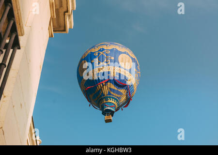 ARANJUEZ, ESPAGNE - 14 octobre 2017. hot air ballon volant dans le ciel .. Réplique du ballon Montgolfier, Aranjuez, Espagne Banque D'Images