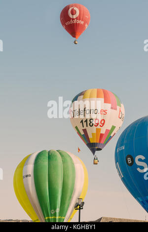 ARANJUEZ, ESPAGNE - Octobre 14, 2017, hot air ballon voler à côté du palais d'Aranjuez, Espagne. montgolfières Aranjuez, Espagne, organisé par le b Banque D'Images