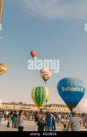 ARANJUEZ, ESPAGNE - Octobre 14, 2017, hot air ballon voler à côté du palais d'Aranjuez, Espagne. montgolfières Aranjuez, Espagne, organisé par le b Banque D'Images