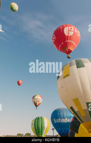 ARANJUEZ, ESPAGNE - Octobre 14, 2017, hot air ballon voler à côté du palais d'Aranjuez, Espagne. montgolfières Aranjuez, Espagne, organisé par le b Banque D'Images