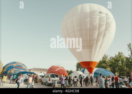 ARANJUEZ, ESPAGNE - 14 octobre 2017, les participants du gonflage air chaud ballon à côté du palais. de montgolfières Aranjuez, Espagne, organisé par le ballo Banque D'Images