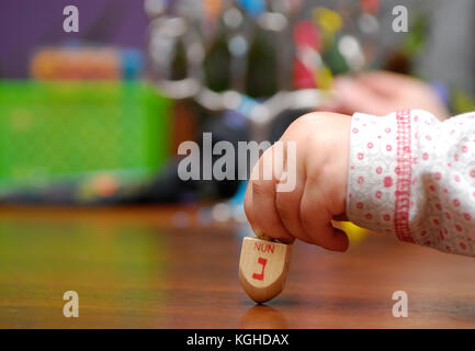 Spinning dreidel hanoukka au cours de l'enfant célébration. part le détail. Banque D'Images