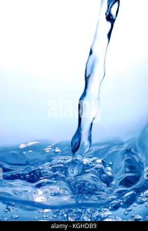 Cours d'eau à écoulement libre et à l'eau. surface de l'eau ondulée bleu. isolé sur fond abstrait fraîche et dynamique. Banque D'Images