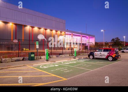 Les places de stationnement de véhicules électriques, des stations de recharge et un Campus Mohawk EV voiture de sécurité devant le Collège Mohawk's Campus de fenouil à Hamilton, Ontario Banque D'Images