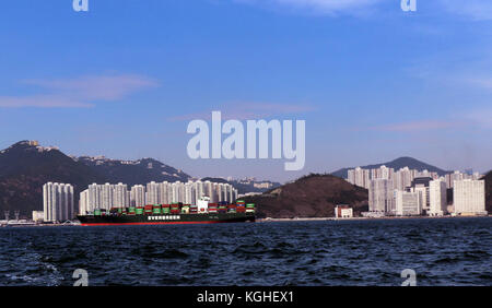 Une vue panoramique de l'Ap Lei Chau island, vu de l'Orient Lamma Channel. Banque D'Images