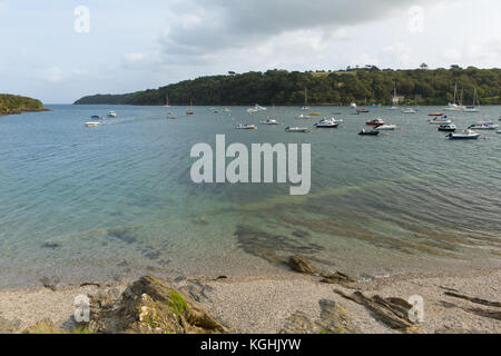 Vue sur la mer depuis Helford passage village ouest Cornwall Angleterre Royaume-Uni situé sur Helford Banque D'Images