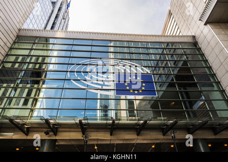 Bruxelles, Belgique - 28 août 2017 : façade de la immeubles de bureaux modernes du parlement européen avec le logo de l'euro à Bruxelles, Belgique Banque D'Images