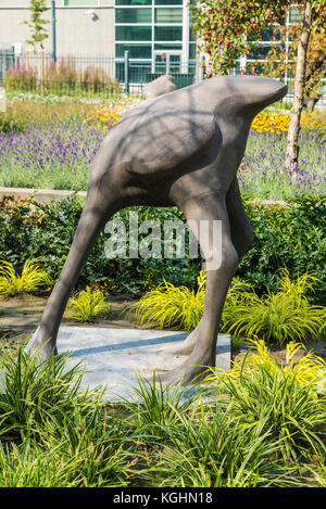 Bruxelles, Belgique - 28 août 2017 : jardin avec statue d'autruche cachant la tête devant les immeubles de bureaux modernes du Parlement européen Banque D'Images