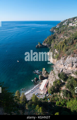 Une vue de la côte de Furore, Italie. furore, situé sur la côte amalfitaine, s'étend du niveau de la mer, où il y a le hameau de Fjord de Furore, et Banque D'Images