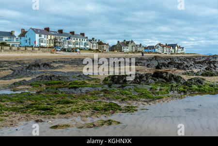 Une vue sur le front de mer, sur plage de la ville, conseil informatique sur anglesey Banque D'Images