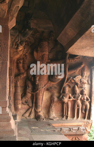 Sculpture représentant 'vamanavatara»- l'un des dix incarnations du seigneur Vishnu, badami, Karnataka, Inde, Asie Banque D'Images