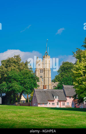 Village Green Angleterre, vue sur la place du village vers l'église et la tour rose cottages traditionnels dans la région de Cavendish, Suffolk, Angleterre, RU Banque D'Images