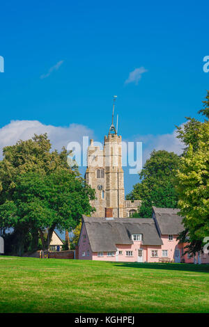 Suffolk Cavendish, le village green à Cavendish avec l'église médiévale et la tour de la grappe rose cottages traditionnels, Suffolk, Angleterre, RU Banque D'Images