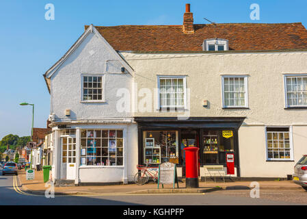 Boutique du village du Royaume-Uni, vue sur les boutiques traditionnelles du village le long de High Street dans le village historique de Suffolk, Clare, Royaume-Uni Banque D'Images