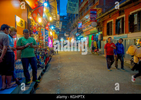 Thamel, Katmandou Népal - Octobre 02, 2017 : Vue de nuit des personnes non identifiées, la marche et l'achat dans les rues de Thamel. thamel est un quartier commercial à Katmandou, capitale du Népal. L'un de l'attraction touristique populaire à Katmandou Banque D'Images