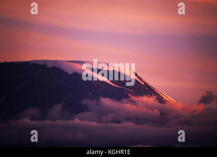 Neige au sommet du mont Kilimandjaro, le point culminant de l'Afrique avec 5895 mètres au-dessus du niveau de la mer vu de Moshi, Tanzanie Banque D'Images