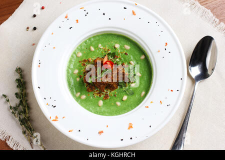 Crème de brocoli soupe avec cassantes et les noix de pin Banque D'Images