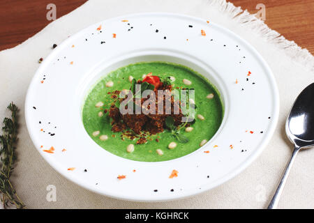 Crème de brocoli soupe avec cassantes et les noix de pin Banque D'Images