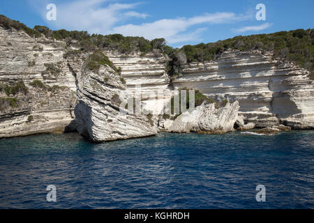 Les falaises de craie en haillons et érodé les rochers sur la côte près de Bonifacio Banque D'Images