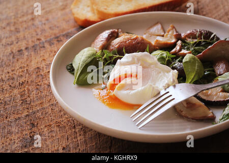 Oeufs Benedict avec épinards, champignons bruschetta , Banque D'Images