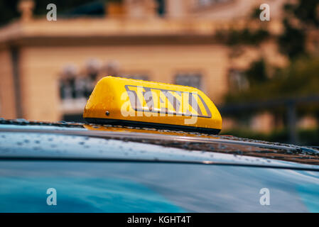 Taxi jaune signe sur toit de voiture, selective focus Banque D'Images