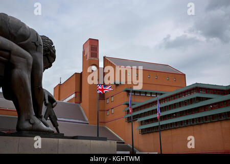 La British Library sur Euston Road, quartier de Camden, Londres, avec "Newton" sculpture en bronze de Eduardo Paolozzi dans la piazza (premier plan) Banque D'Images