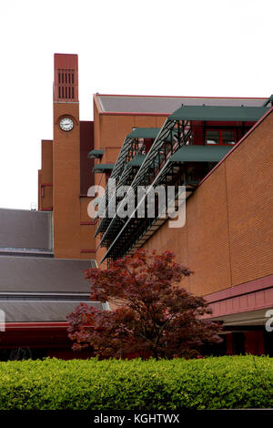 La British Library sur Euston Road,photographié à partir de la piazza, quartier de Camden, Londres Banque D'Images