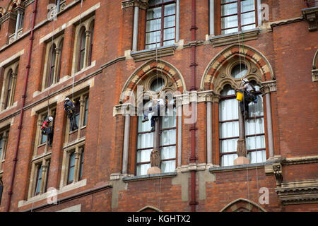 Nettoyage de vitres à St Pancras International Station de chemin de fer et le Renaissance Hotel, Euston Road, Camden, London, United Kingdom Banque D'Images