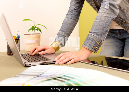 Design d'intérieur, rénovation et décoration concept - femme travaillant avec des échantillons de couleur pour la sélection Banque D'Images