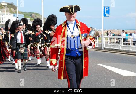 John Bartholomew, crieur, amène le corps de cornemuses et tambours 1066 dans un.St George's day parade le long du front de mer de Hastings, Royaume-Uni le 27 mars 2009. Banque D'Images