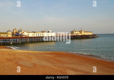 La jetée victorienne à Hastings, East Sussex, Angleterre le 18 mars 2009. La jetée a été gravement endommagé par un incendie en 2010. Banque D'Images