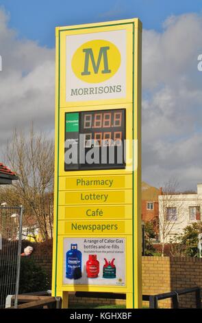 Panneau publicitaire à l'extérieur d'une station de remplissage essence morrisons et supermarché à Hastings, East Sussex, Angleterre le 9 mars 2009. Banque D'Images