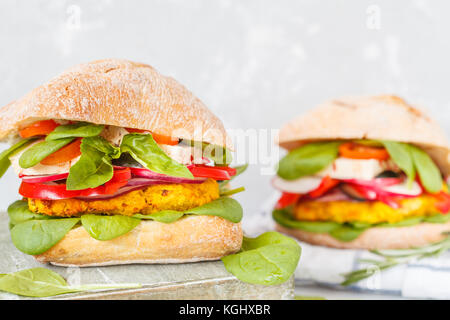 Les lentilles vegan Burgers au tofu et légumes. vegan aliments sains concept. Banque D'Images