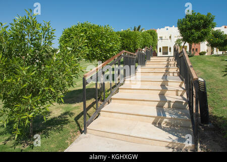 Des jardins paysagers avec des marches escalier dans parc d'un hôtel resort tropical de luxe Banque D'Images