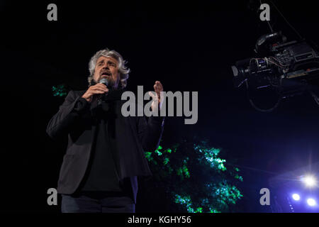 Beppe Grillo, leader politique du mouvement cinq étoiles (m5s), prend la parole lors d'un rassemblement politique avant l'élections sicilienne à Palerme (Italie). Banque D'Images