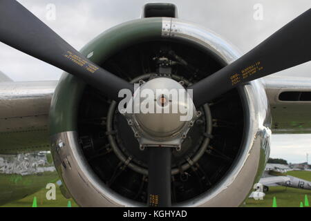 Regardant le moteur d'un bombardier B-25 à airventure 2017 Banque D'Images