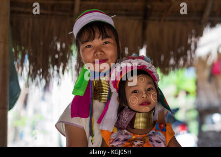 CHIANG RAI, THAÏLANDE - 4 NOVEMBRE 2017 : long cou non identifié de la famille Karen hill tribe Banque D'Images